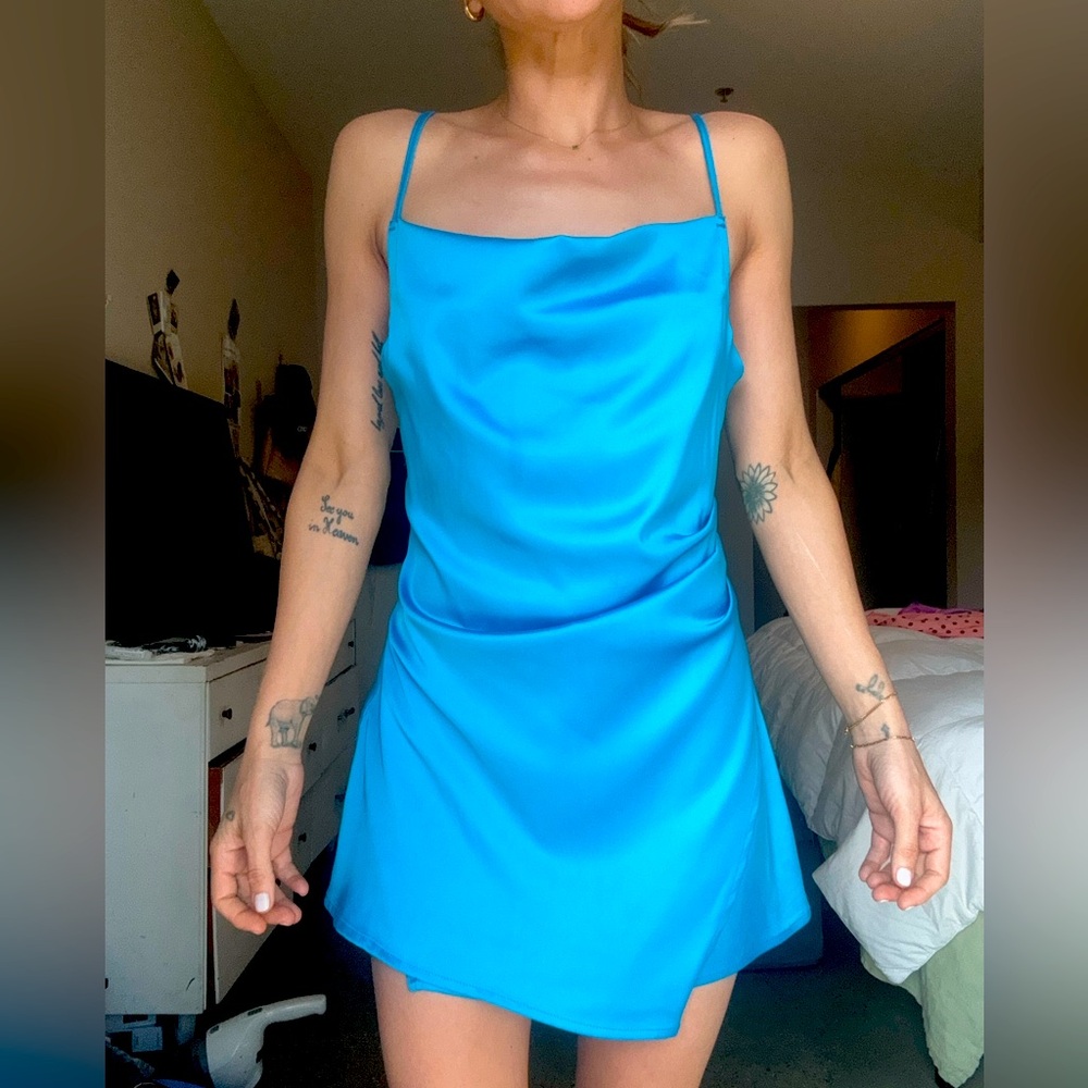 THE DRESS IS LARGE ON ME THATS WHY IT HANGS IN THE BACK. Never worn